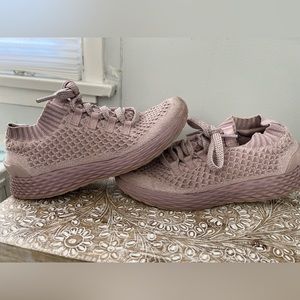 Women’s lilac NOBULL running sneakers. Gently used size 8